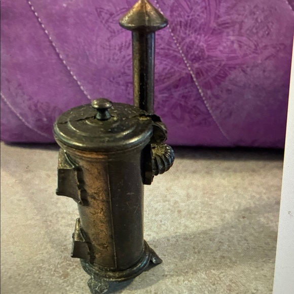 Vintage Die Cast Metal Miniature Wood Burning Stove Pencil Sharpener Top Opens - Picture 2 of 9